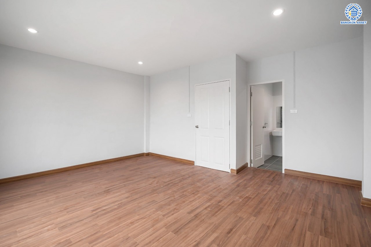 บ้านมือสองตกแต่งใหม่ โครงการ บ้านแก้ววิลล่า จรัญสนิทวงศ์ หลังมุม ทาวน์เฮ้าส์ 3 ชั้น เนื้อที่ 22.9 ตร.ว. ฟังก์ชัน 3 ห้องนอน 4 ห้องน้ำ จอดรถได้ 2 คัน บนทำเลศักยภาพ เชื่อมต่อหลายเส้นทาง ใกล้รถไฟฟ้าสายสีน้ำเงิน "สถานีไฟฉาย"